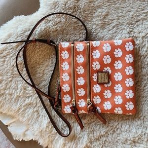 Adorable NWOT Dooney & Bourke Critter Paw Triple Zip Messenger Crossbody Bag 🐾